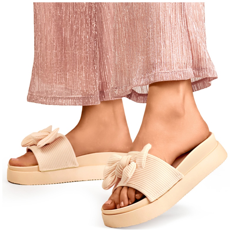 Chinelos femininos bege com laço e sola grossa 1 Chinelos femininos bege com laço e sola grossa 1