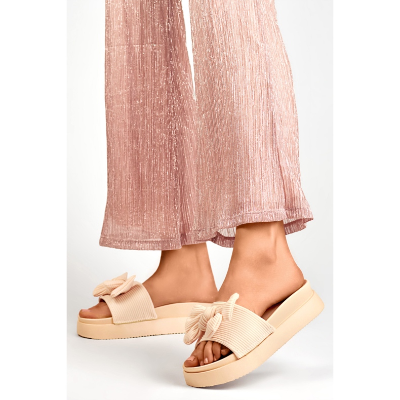 Chinelos femininos bege com laço e sola grossa 2 Chinelos femininos bege com laço e sola grossa 2