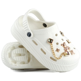 Chinelos brancos com sola grossa e decorações 1 Chinelos brancos com sola grossa e decorações 1