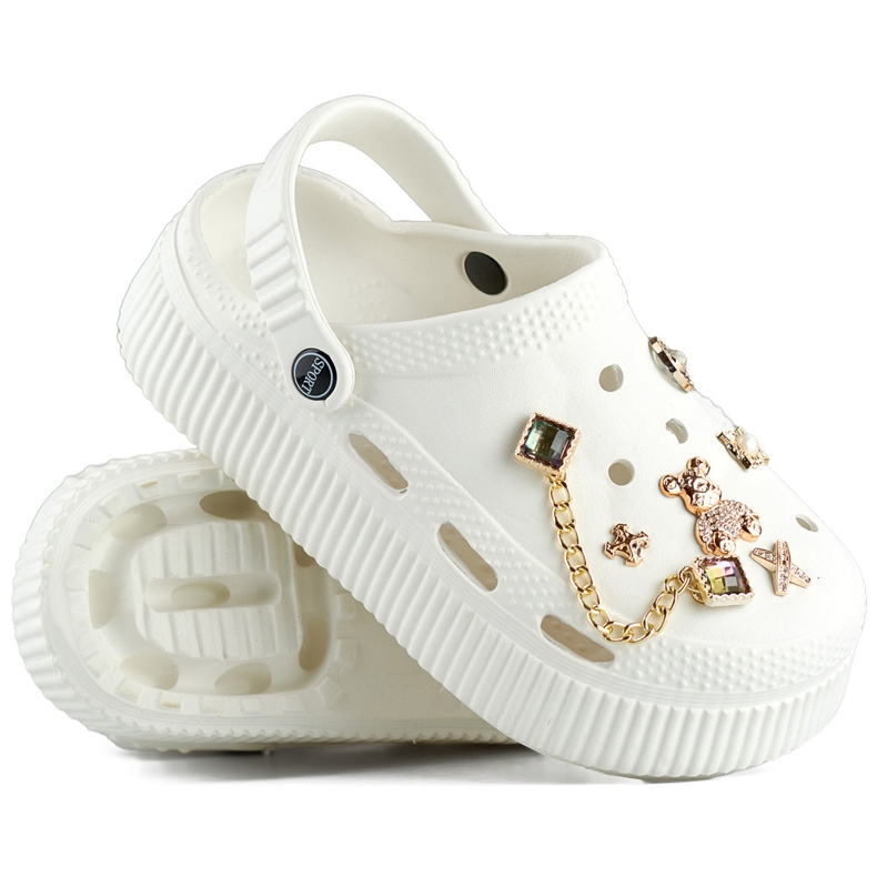 Chinelos brancos com sola grossa e decorações 1 Chinelos brancos com sola grossa e decorações 1