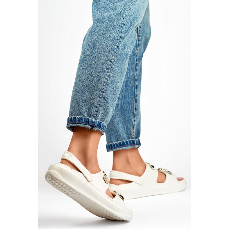 Sandálias femininas de borracha com enfeites branco 1