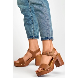 Sandálias marrons com salto plataforma de madeira castanho 2