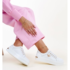 Tênis de couro branco com sola Mikka grossa 1