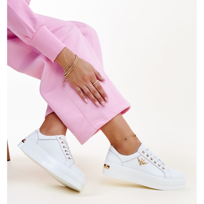 Tênis de couro branco com sola Mikka grossa 1