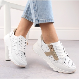 Calçado esportivo feminino de couro com cunha perfurada, branco, T.Sokolski 245 1