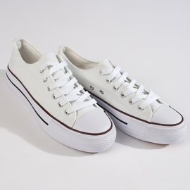 Tênis branco feminino na plataforma 1