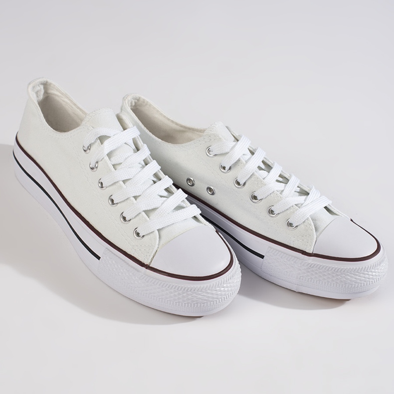 Tênis branco feminino na plataforma 1