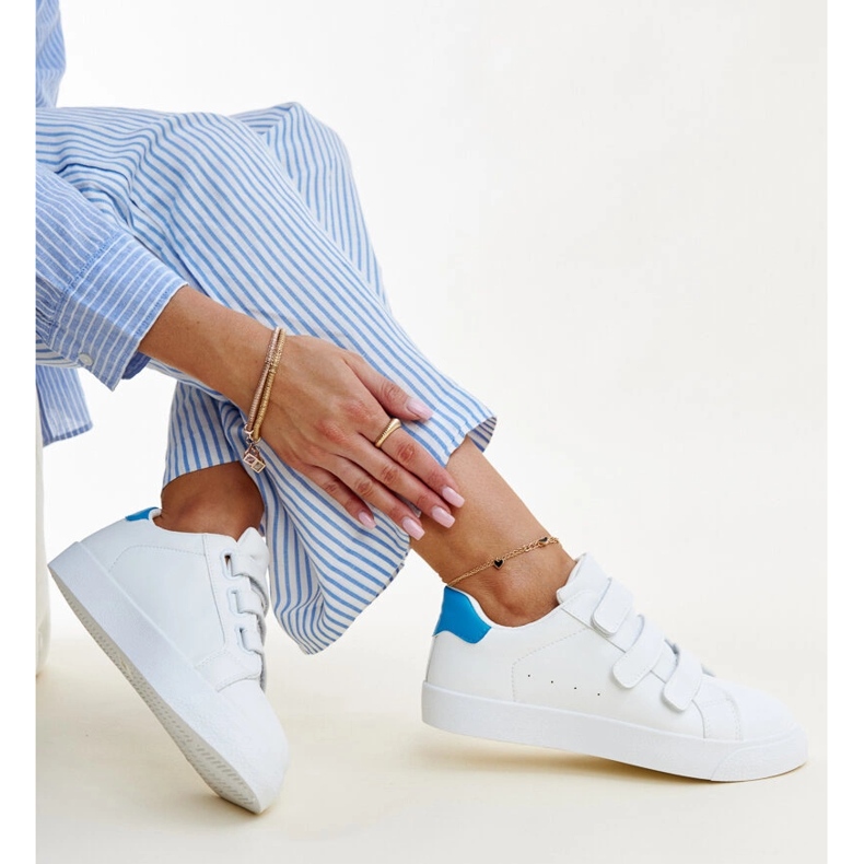 Tênis de velcro branco e azul da Samala 1