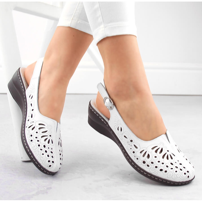 Sandálias femininas confortáveis ​​de couro com aberturas completas, brancas, T.Sokolski L24-27 branco 1