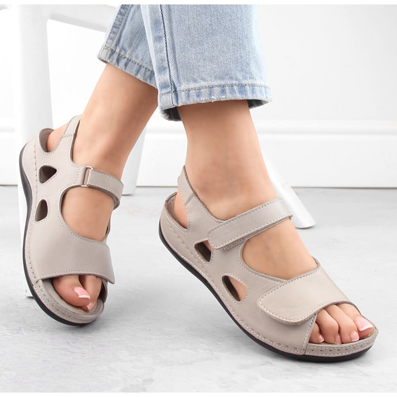 Sandálias femininas de couro com velcro cinza claro T.Sokolski L24-158 1