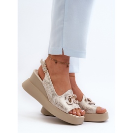 Sandálias femininas com plataforma e cunha com decoração dourada Janesca dourado 2 Sandálias femininas com plataforma e cunha com decoração dourada Janesca dourado 2