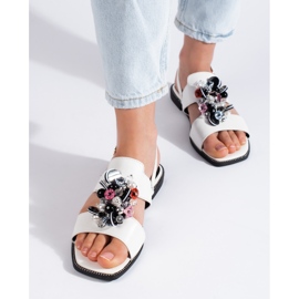 Sandálias femininas brancas com decoração branco 1 Sandálias femininas brancas com decoração branco 1