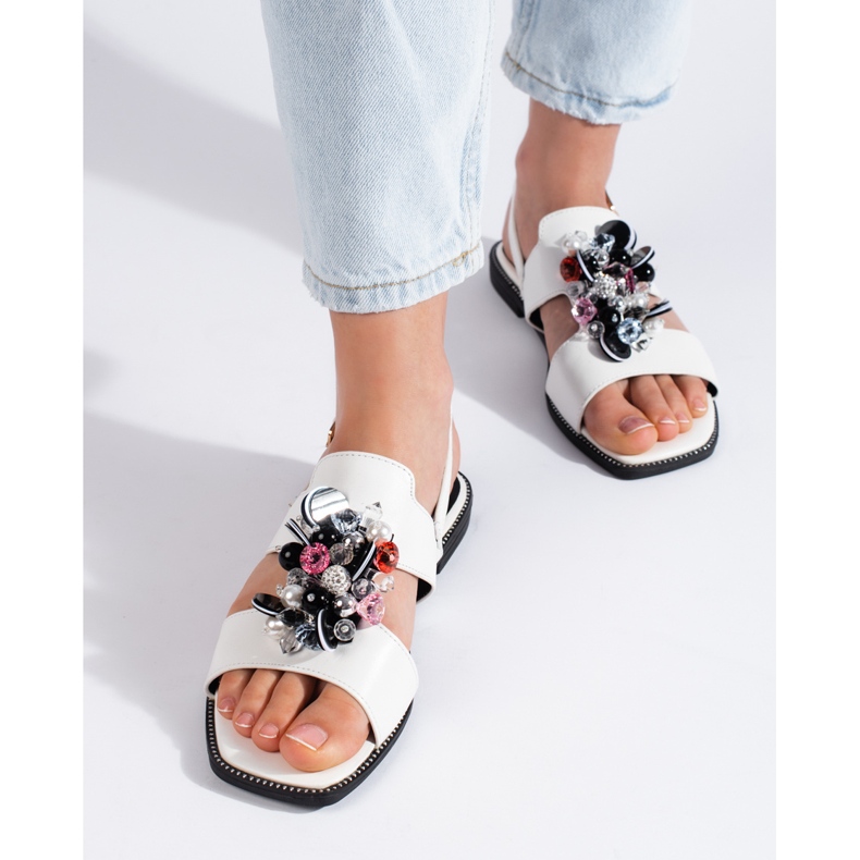 Sandálias femininas brancas com decoração branco 1