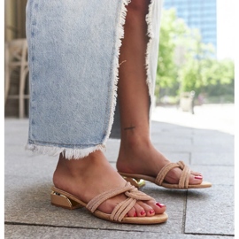 Chinelos bege de salto baixo decorados com strass Ulma 1