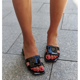 Chinelos pretos envernizados com inserção de couro Mancinia 1 Chinelos pretos envernizados com inserção de couro Mancinia 1