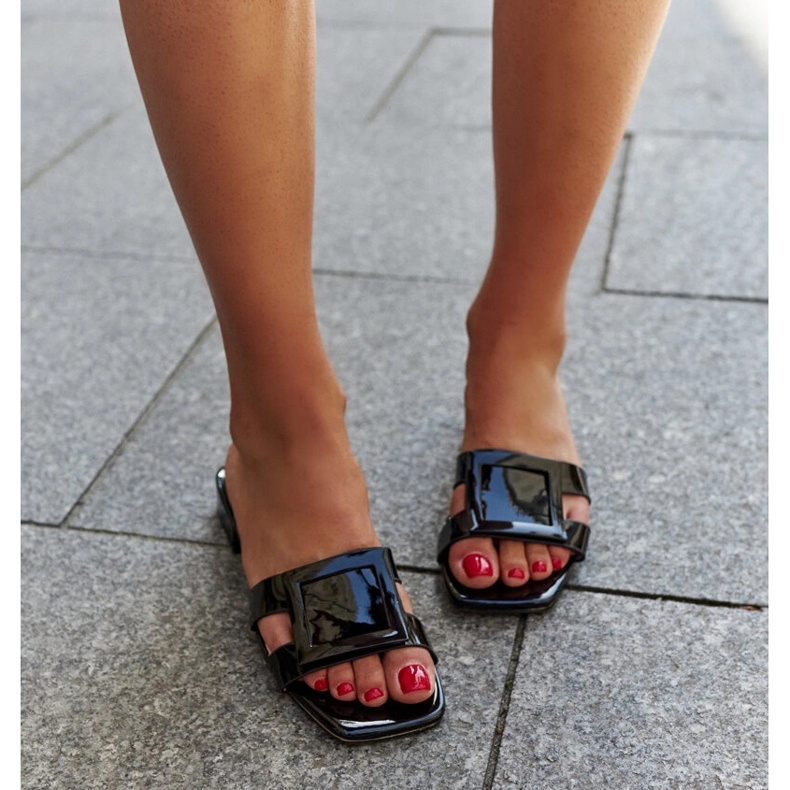 Chinelos pretos envernizados com inserção de couro Mancinia 1 Chinelos pretos envernizados com inserção de couro Mancinia 1