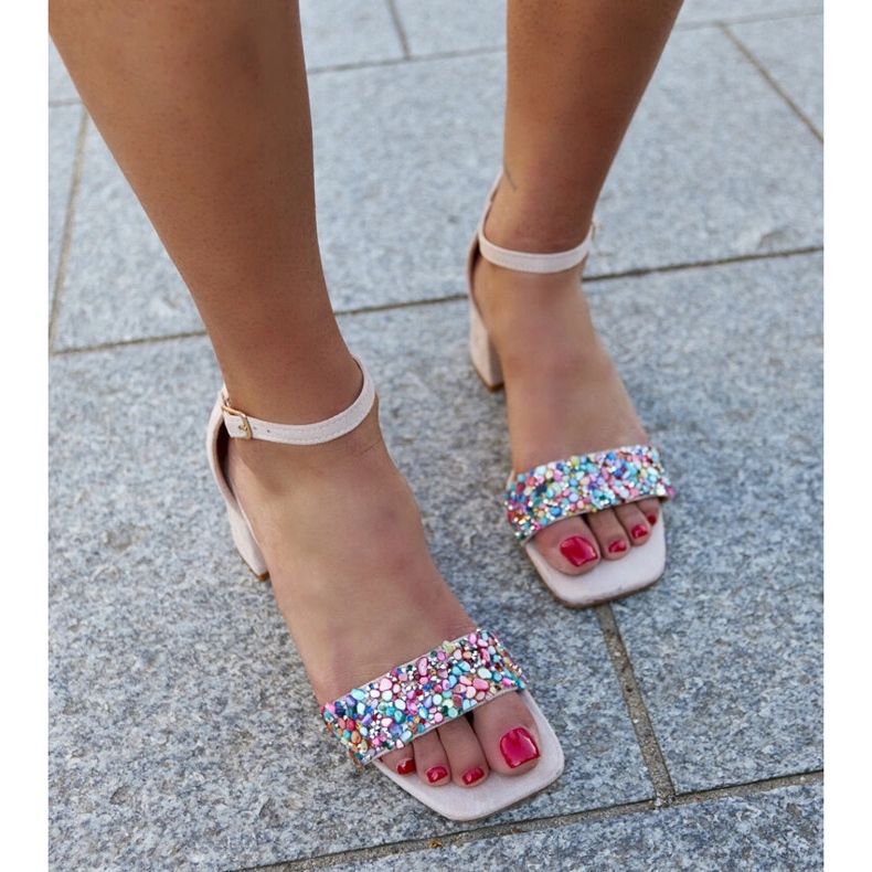 Sandálias de salto alto com pedras Ghuson coloridas bege 1