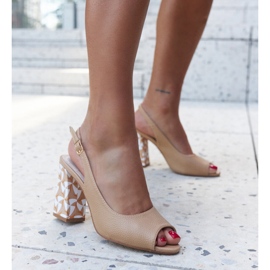 Sandálias Hasna de salto alto com salto decorativo bege 1