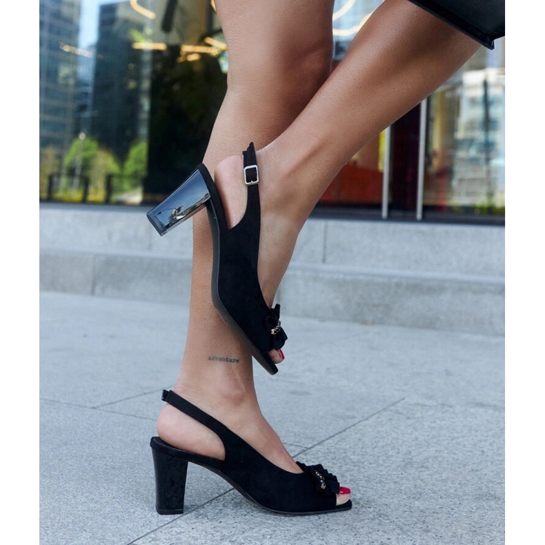 Sandália Mukaram de salto alto com babado decorativo preto 1