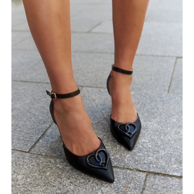 Sapatos com aplicação de couro e salto agulha Wasema baixo preto 1