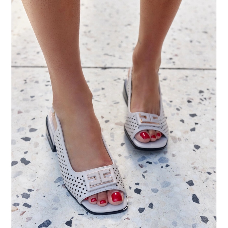 Sandálias perfuradas em um enorme bloco Sajida cinza 1 Sandálias perfuradas em um enorme bloco Sajida cinza 1