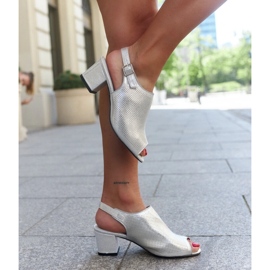 Sandálias de salto alto perfuradas com palmilha em couro Lia prata 1