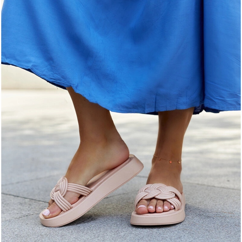 Chinelos de borracha bege da Ferrei 2