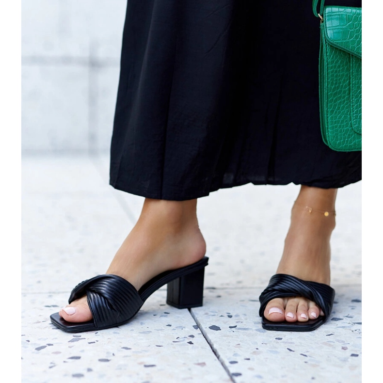 Chinelos de salto alto Batari pretos 1