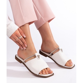 Chinelos planos brancos femininos 1