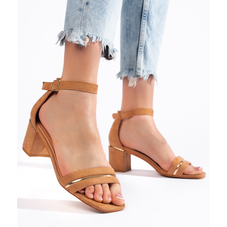 Sandália de salto baixo em camurça marrom castanho 1