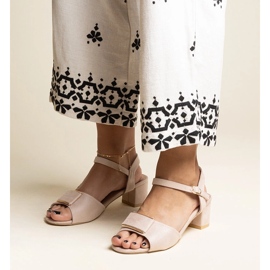 Sandálias bege de salto baixo da Frederica 1