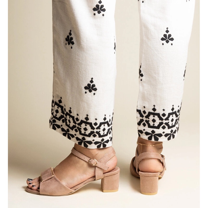 Sandália de salto baixo bege escuro, Frederica 2