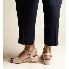 Sandálias bege de salto baixo com fivela Horner 1