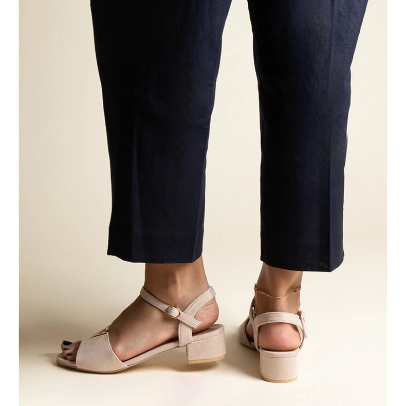 Sandálias bege de salto baixo com fivela Horner 1