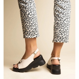 Sandálias de cunha bege com fivela Bayley 1