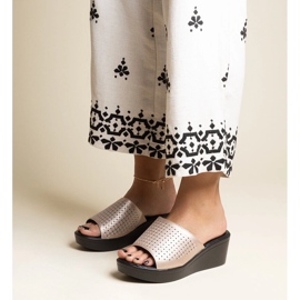 Chinelos de cunha dourados com aberturas em couro ecológico Garvin 1