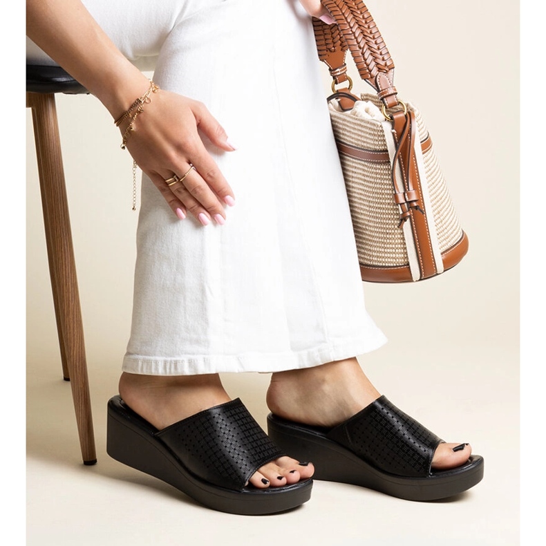 Chinelos pretos com aberturas em couro ecológico Garvin 2