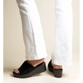 Chinelos pretos com aberturas em couro ecológico Garvin 1