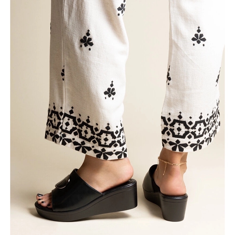 Mules pretos com fivela Keirenh 2