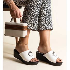 Mules de cunha branca com fivela Keirenh branco 1