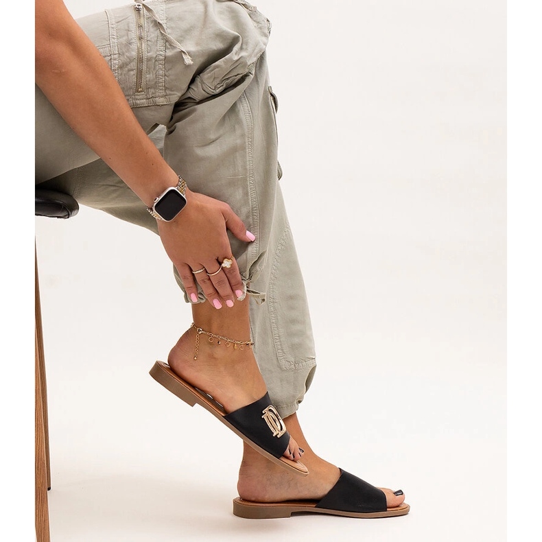 Chinelos pretos com fivela Almeita 1 Chinelos pretos com fivela Almeita 1