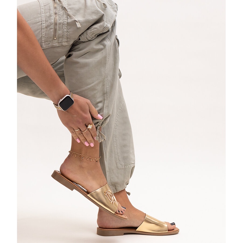 Chinelos Almeita com fivela dourada dourado 1 Chinelos Almeita com fivela dourada dourado 1
