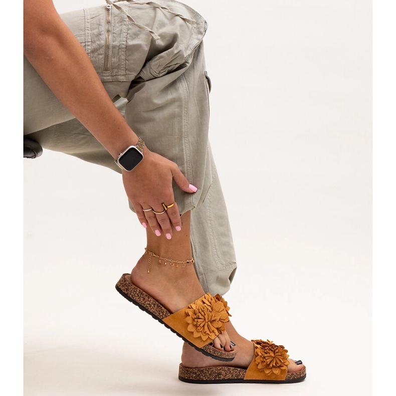 Chinelos com flores e sola de cortiça da Almida castanho 1