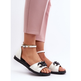 Sandálias rasteiras femininas com corrente Vinceza 17320 brancas branco 2