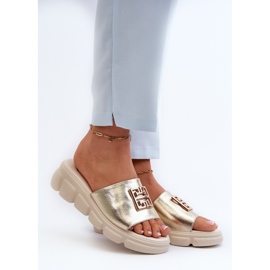 Chinelos femininos de couro com decoração dourada em cunhas Vinceza 41444 dourado 2