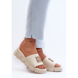 Chinelos femininos de couro com decoração dourada em cunha Vinceza 41444 bege 2