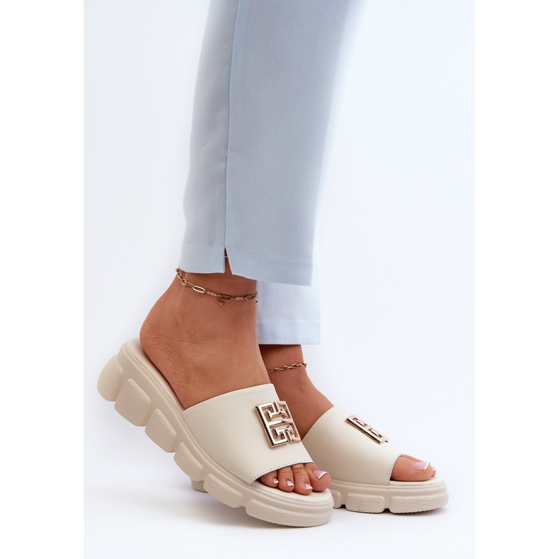Chinelos femininos de couro com decoração dourada em cunha Vinceza 41444 bege 2