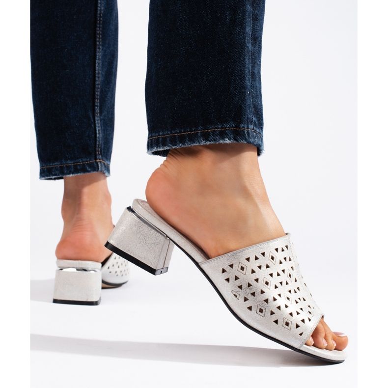 Chinelos prateados perfurados com salto baixo prata 1