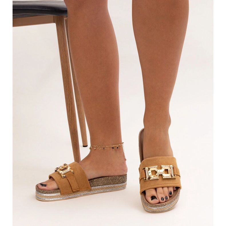 Chinelos marrons com fivela brilhante da Niamh castanho 1