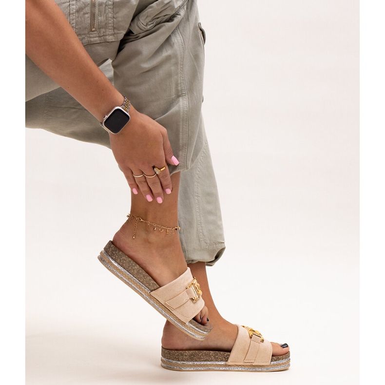 Chinelos bege com fivela brilhante da Niamh 1 Chinelos bege com fivela brilhante da Niamh 1